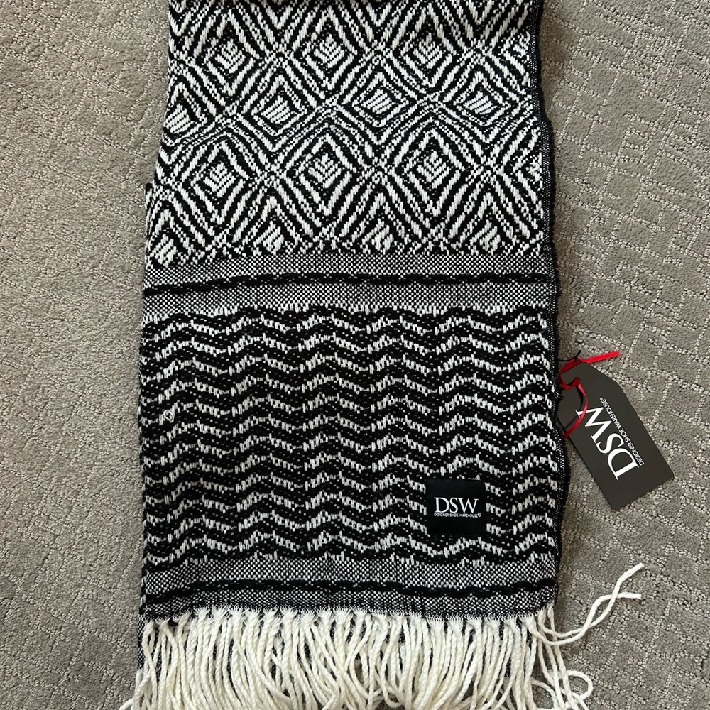 NWT DSW Black and White Patterned Geometric Blanket / Shawl / Wrap New Gift Tag